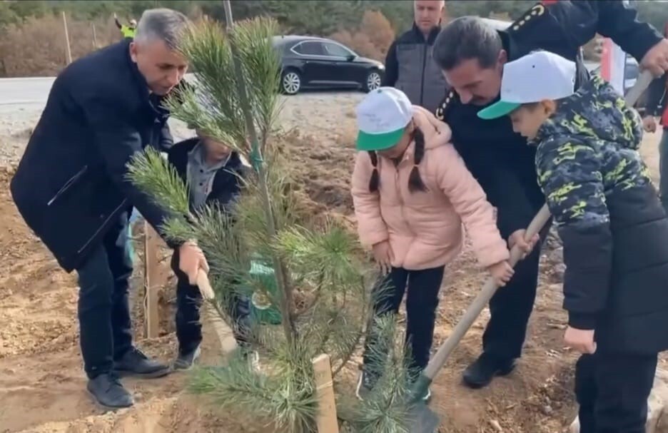 KÜTAHYA'DA ŞEHİTLER ANISINA 400 FİDAN TOPRAKLA BULUŞTU