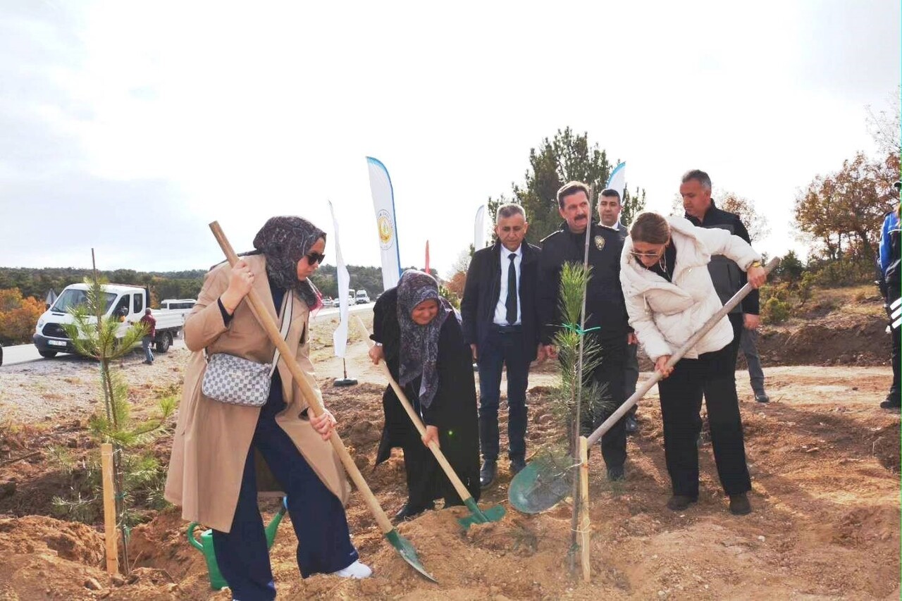 KÜTAHYA'DA ŞEHİTLER İÇİN 350 FİDAN TOPRAKLA BULUŞTU