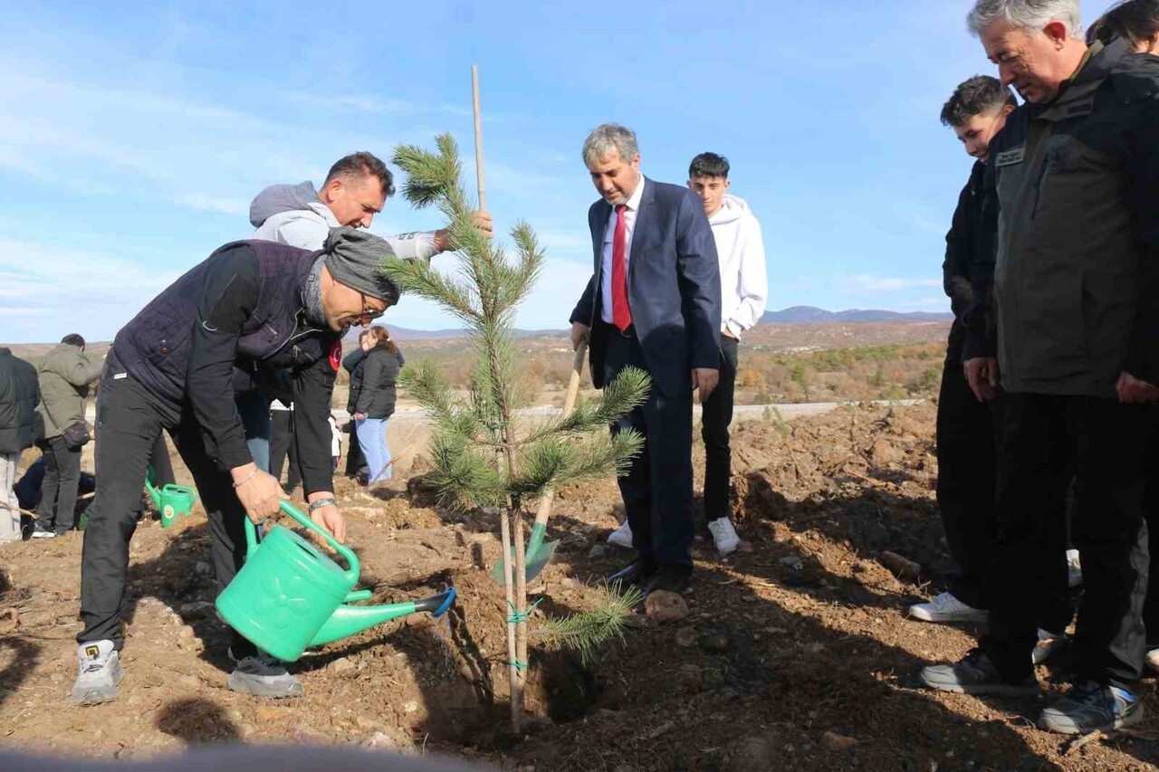 KÜTAHYA 100. YIL EĞİTİM ORMANI’NDA FİDAN DİKİMİ GERÇEKLEŞTİRİLDİ