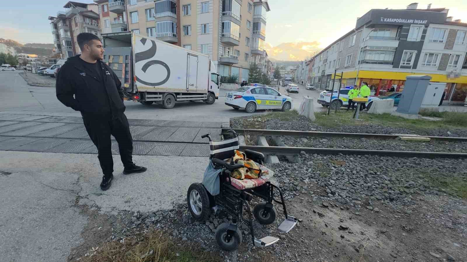 KÜTAHYA’DA HEMZEMİN GEÇİTTE AKÜLÜ ARACIYLA KAZA YAPAN ENGELLİ VATANDAŞ YARALANDI