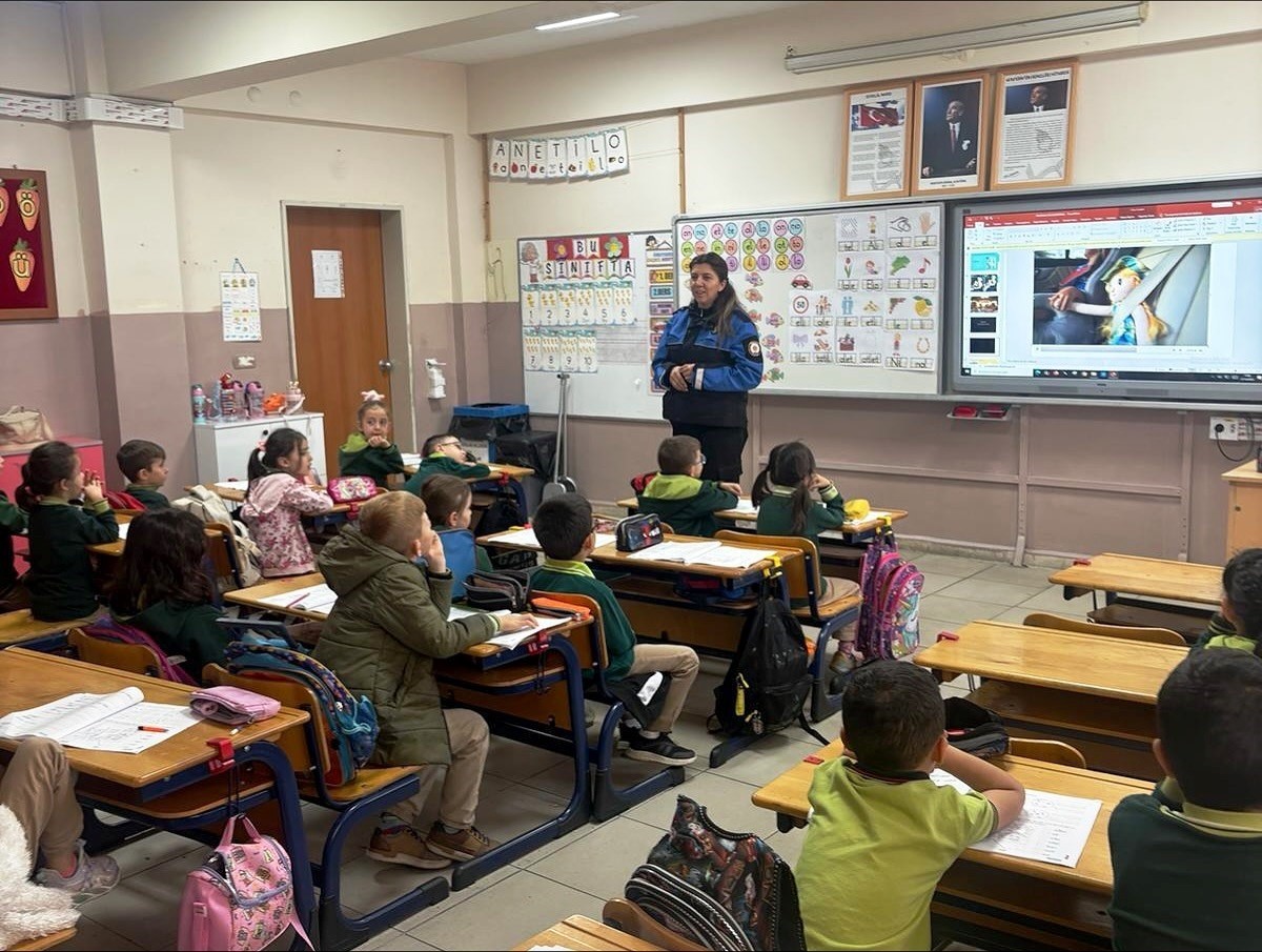 KÜTAHYA’DA MİNİK ÖĞRENCİLERE SUÇTAN KORUNMA YÖNTEMLERİ ANLATILDI