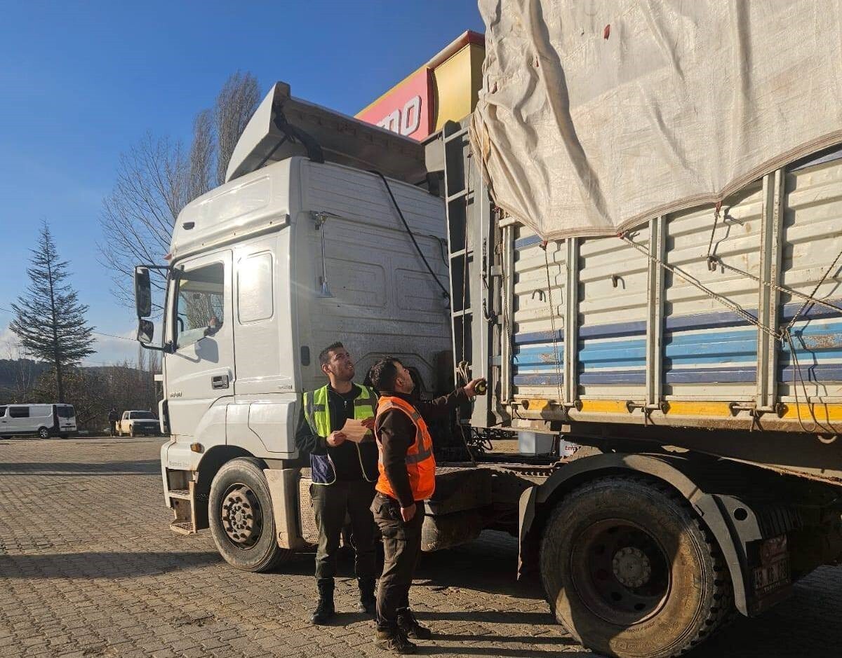 KÜTAHYA’DA ORMAN EMVALİ YÜKLÜ ARAÇLAR DENETLENDİ