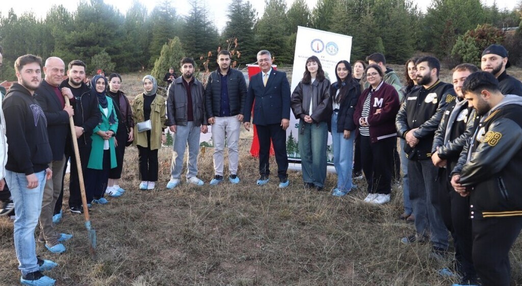 KÜTAHYA DUMLUPINAR ÜNİVERSİTESİ’NDE FİDAN DİKİM ETKİNLİĞİ