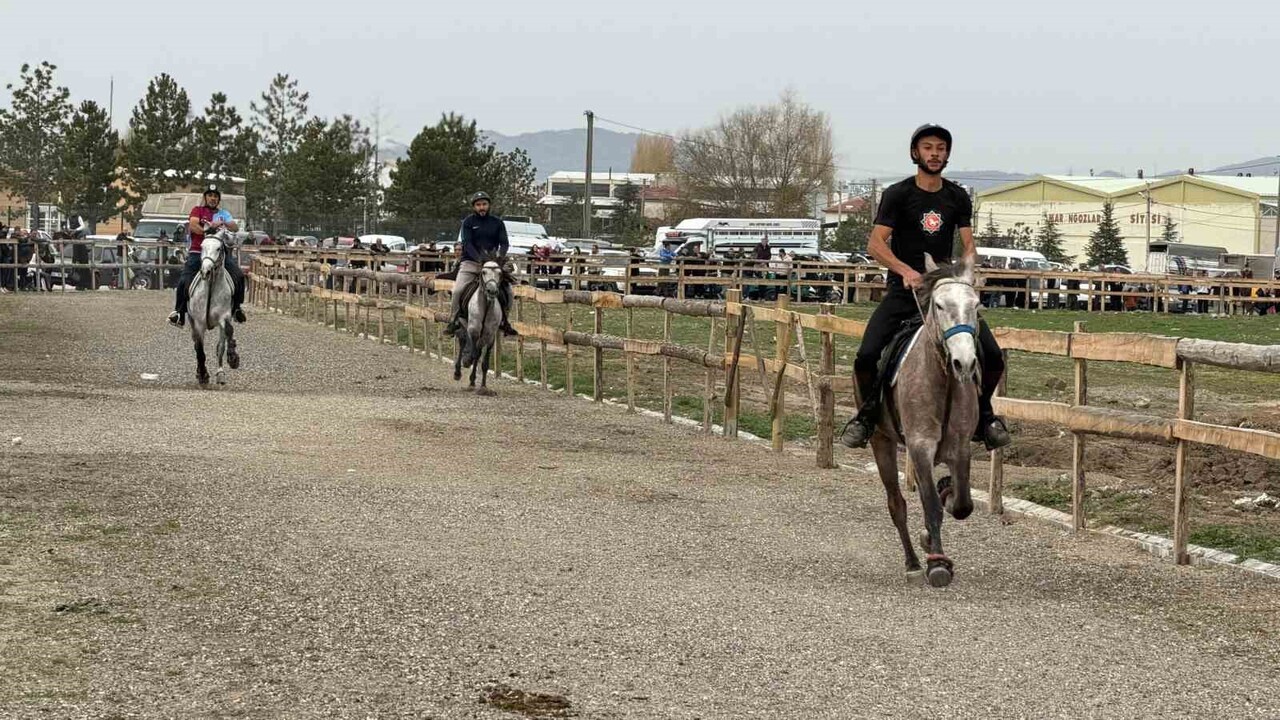 KÜTAHYA’NIN TAVŞANLI İLÇESİNDE BU YIL İLK KEZ DÜZENLENEN RAHVAN AT YARIŞLARI YOĞUN İLGİ GÖRDÜ....