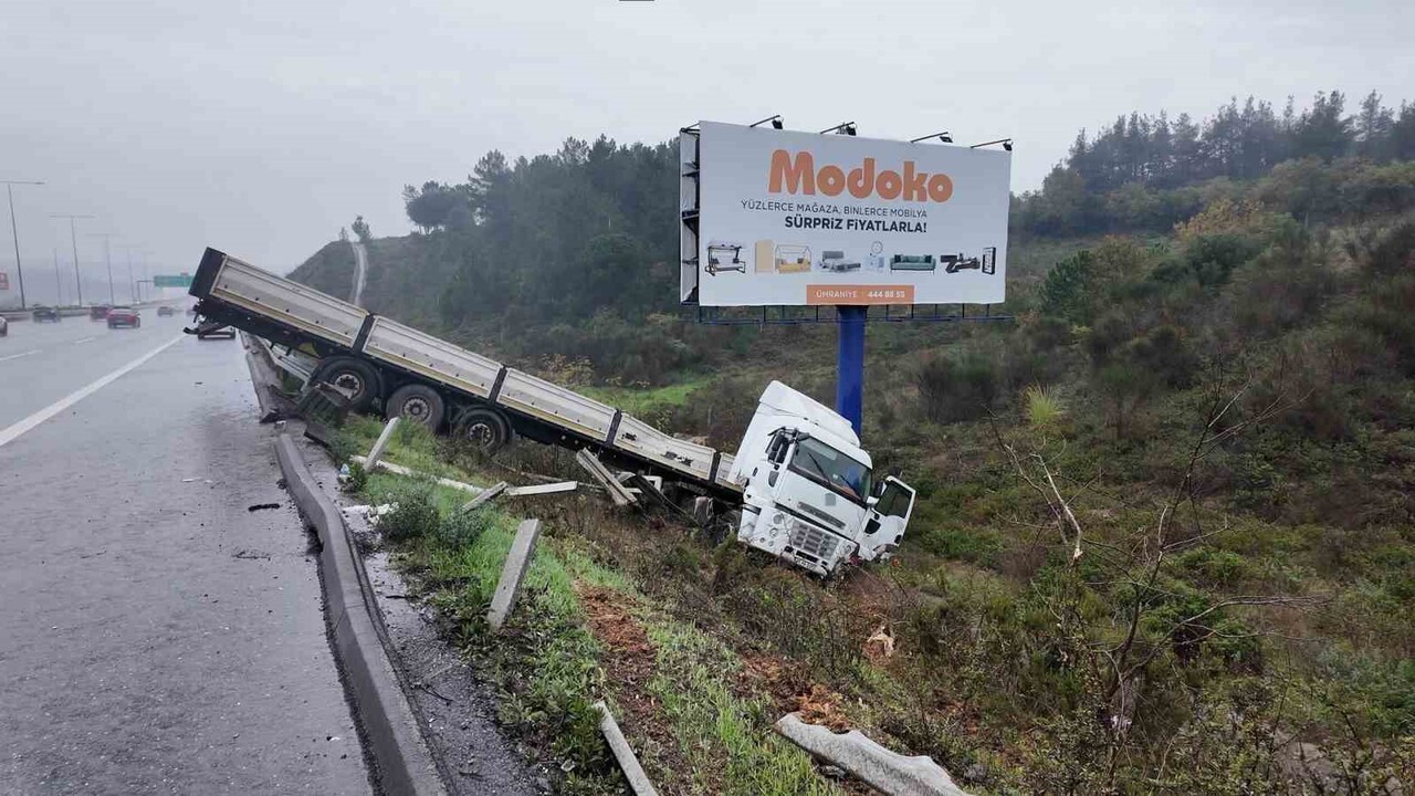 KUZEY MARMARA OTOYOLU’NDA ETKİLİ OLAN SAĞANAK YAĞIŞ, KAYGANLAŞAN YOLDA TIR’IN KONTROLDEN ÇIKARAK...