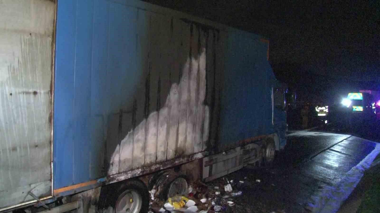 KUZEY MARMARA OTOYOLU’NDA KAMYONUN LASTİĞİNDE BAŞLAYAN YANGIN ARACA SİRAYET ETTİ