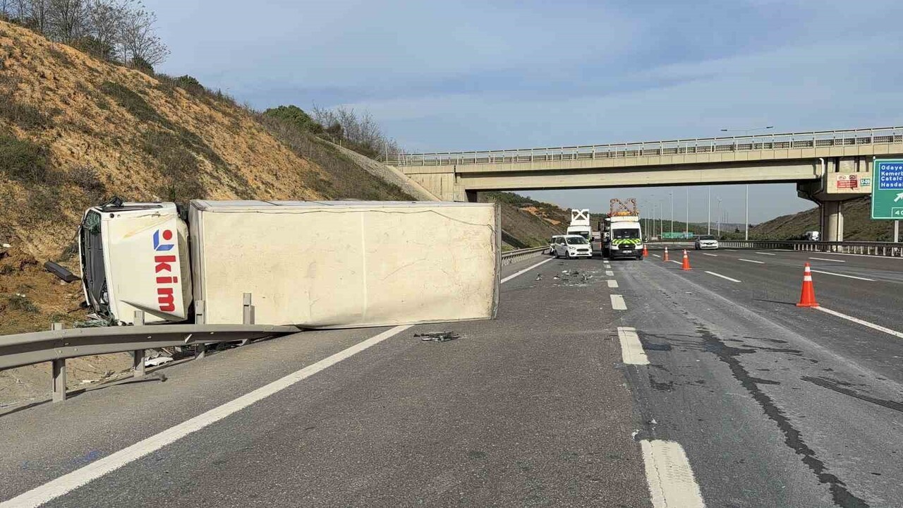 KUZEY MARMARA OTOYOLU ÜZERİNDE İKİ KAMYON VE BİR TIRIN KARIŞTIĞI ZİNCİRLEME TRAFİK KAZASI MEYDANA...