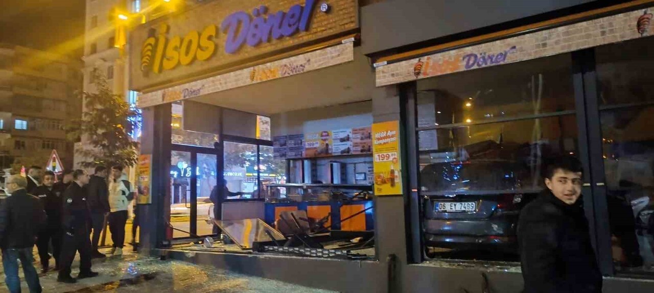 LÜKS ARAÇ YENİ AÇILAN DÖNERCİYE DALDI