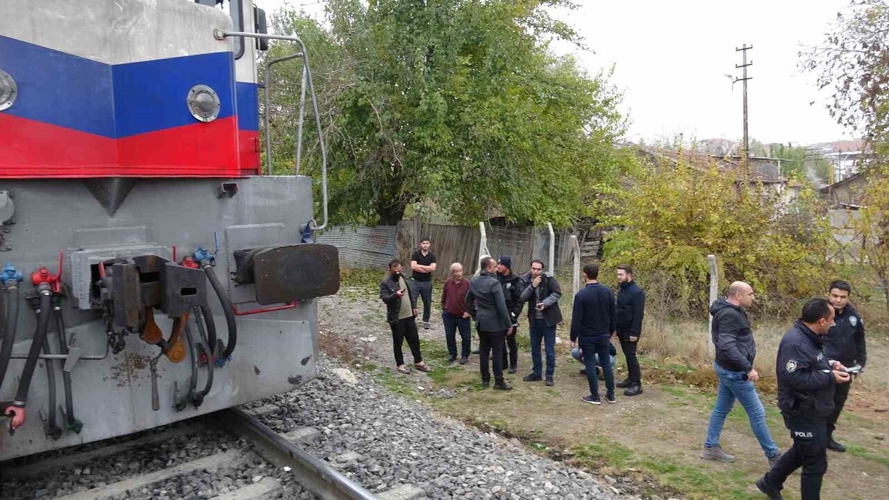 MALATYA'DA RAYLARA DÜŞEN BİR KİŞİ YÜK TRENİNİN ÇARPMASI SONUCU YARALANDI.