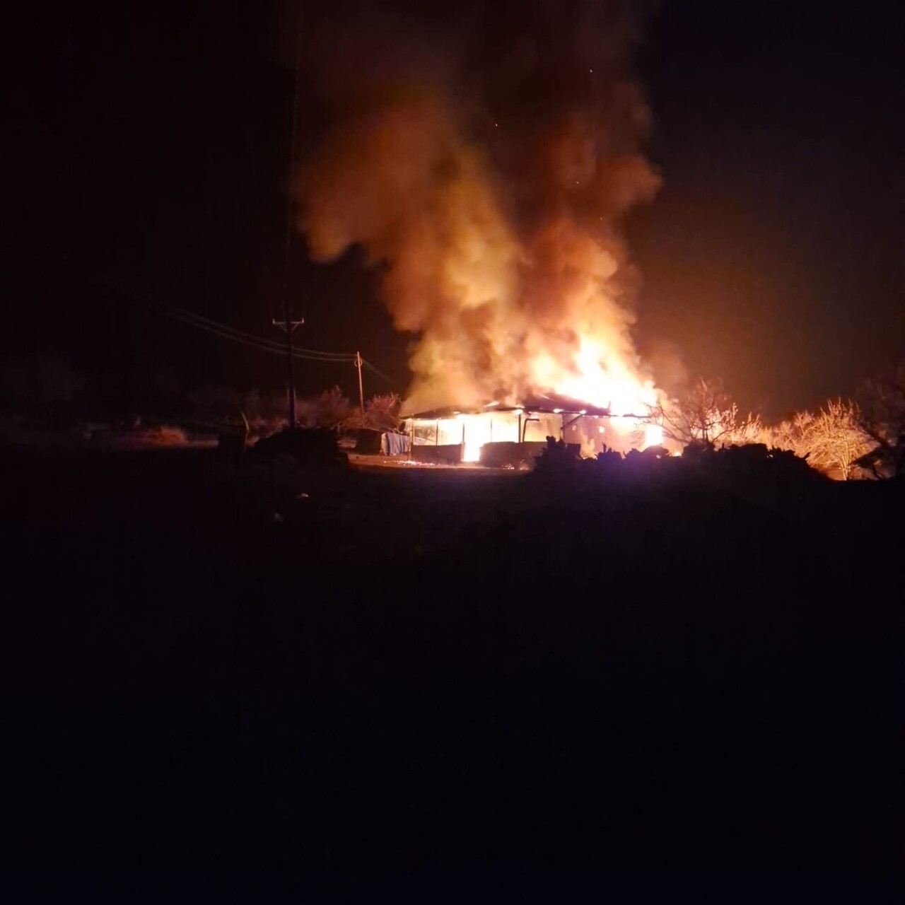 MALATYA'DA YANGIN ÇIKAN EV ALEVLERE TESLİM OLDU