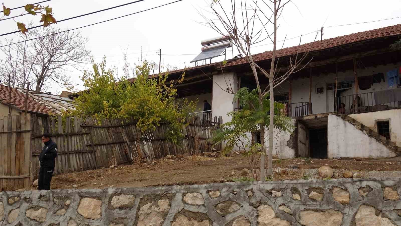 MALATYA'NIN YEŞİLYURT İLÇESİNDE 86 YAŞINDAKİ BİR KİŞİ, YALNIZ YAŞADIĞI EVDE YAKINLARI TARAFINDAN...