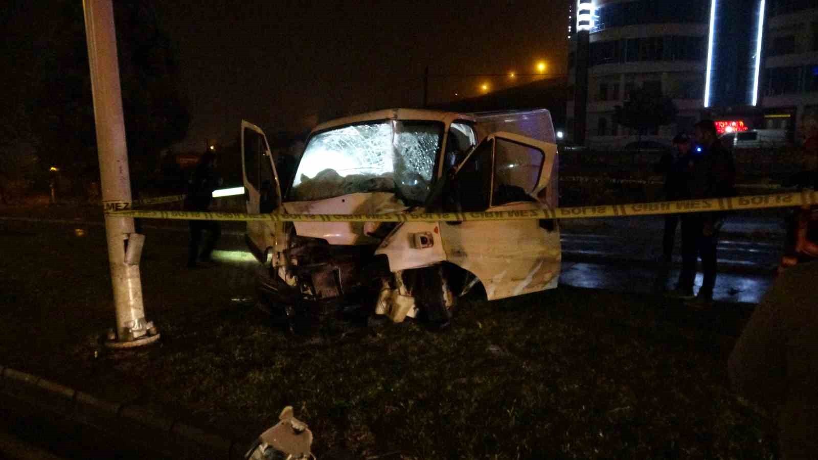 MALATYA’DA AYDINLATMA DİREĞİNE ÇARPAN MİNİBÜS SÜRÜCÜSÜ HAYATINI KAYBETTİ