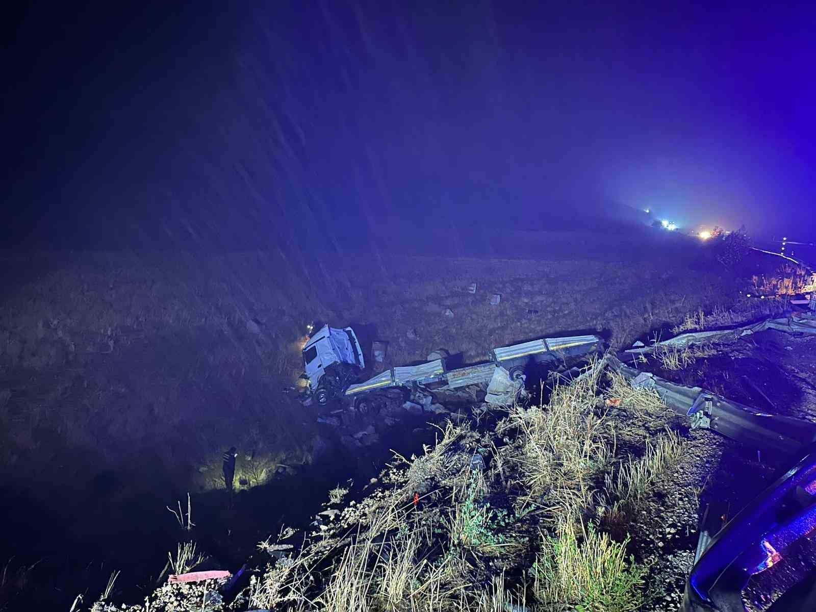 MALATYA’DA ŞARAMPOLE DEVRİLEN ÇEKİCİNİN SÜRÜCÜSÜ HAYATINI KAYBETTİ