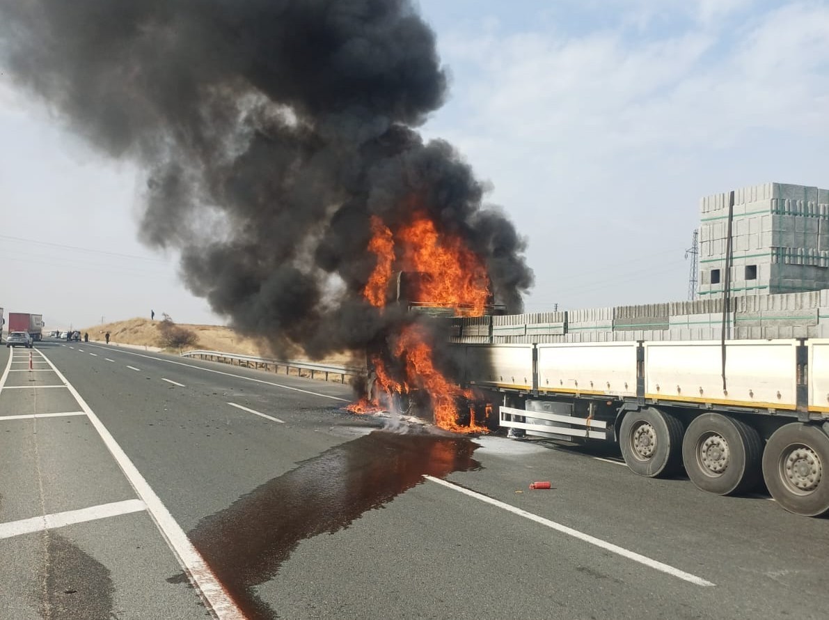 MALATYA-ELAZIĞ KARAYOLU KALE İLÇESİ MEVKİİNDE İNŞAAT MALZEMESİ YÜKLÜ BİR TIRDA ÇIKAN YANGIN...