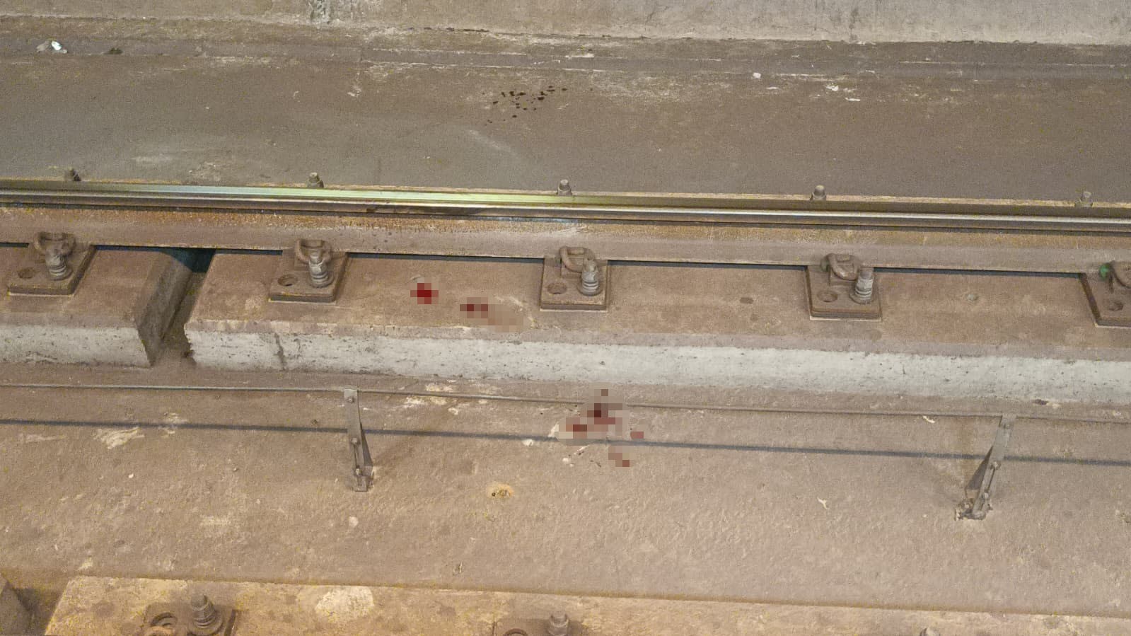 MALTEPE ESENKENT METRO İSTASYONUNDA SABAH SAATLERİNDE BİR YOLCU RAYLARA ATLAYARAK İNTİHAR...