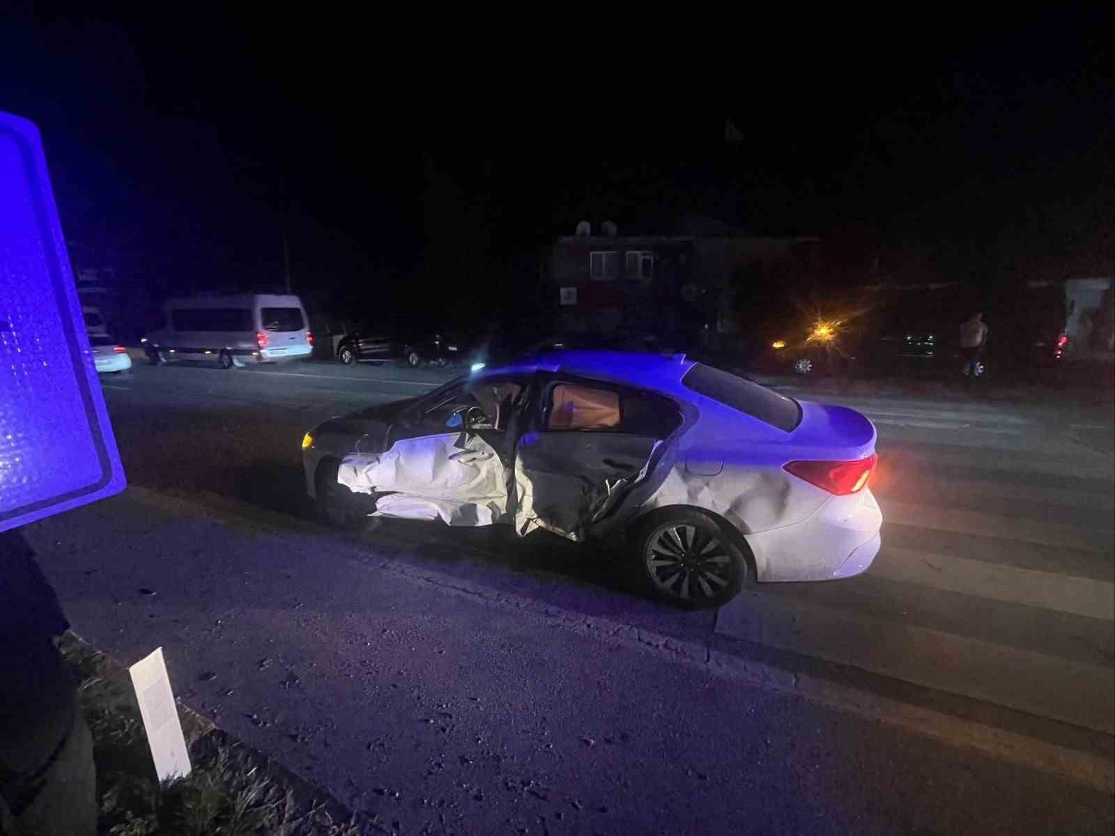 MANAVGAT İLÇESİNDE KAVŞAK SİSTEMİNDE TUR ARACI İLE OTOMOBİLİN ÇARPIŞMASI SONUCU 4 KİŞİ...