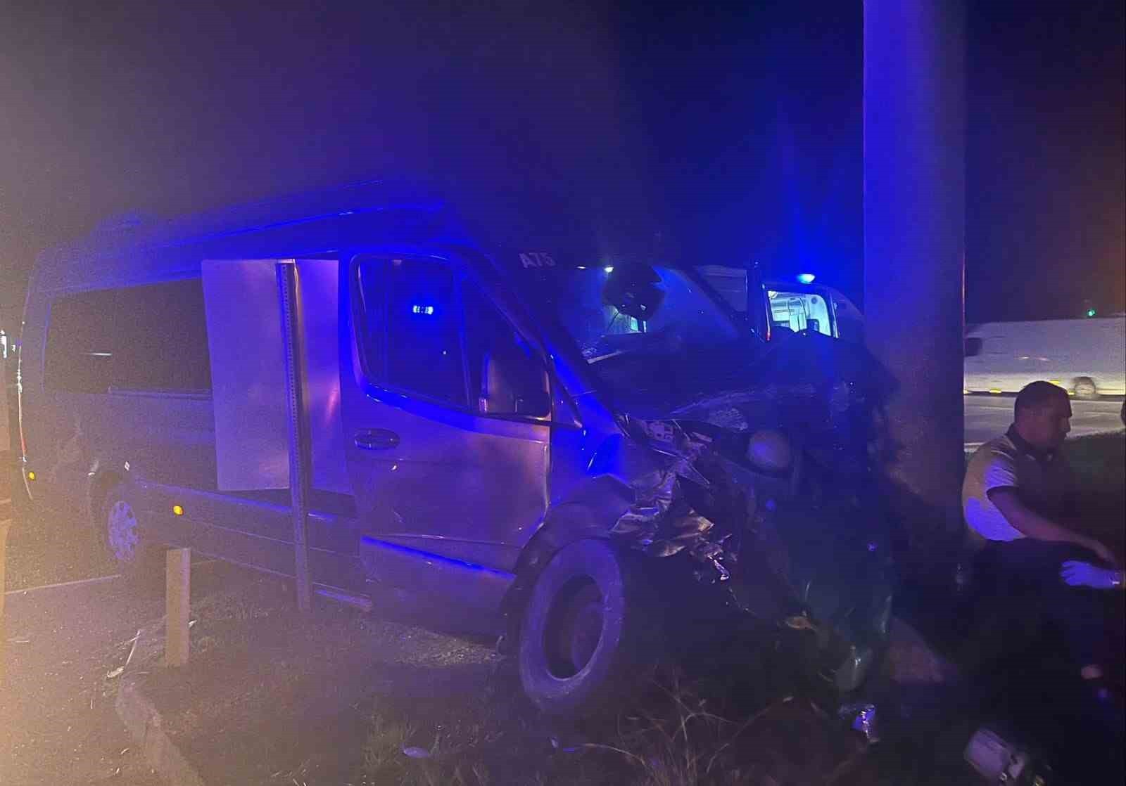 MANAVGAT İLÇESİNDE KAVŞAK SİSTEMİNDE TUR ARACI İLE OTOMOBİLİN ÇARPIŞMASI SONUCU 4 KİŞİ...