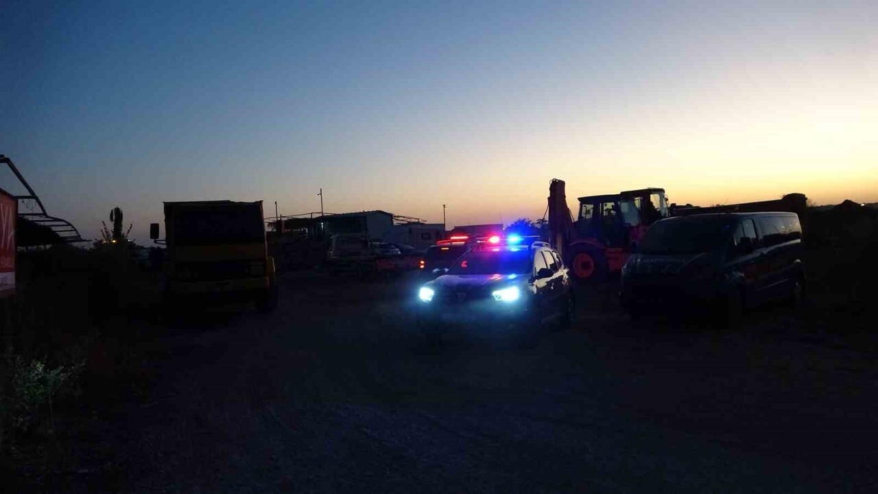 MANAVGAT’TA SAHİLLERİ TALAN EDEN KUM HIRSIZLARINA YÖNELİK GECE YARISI DÜZENLENEN OPERASYONDA 3...