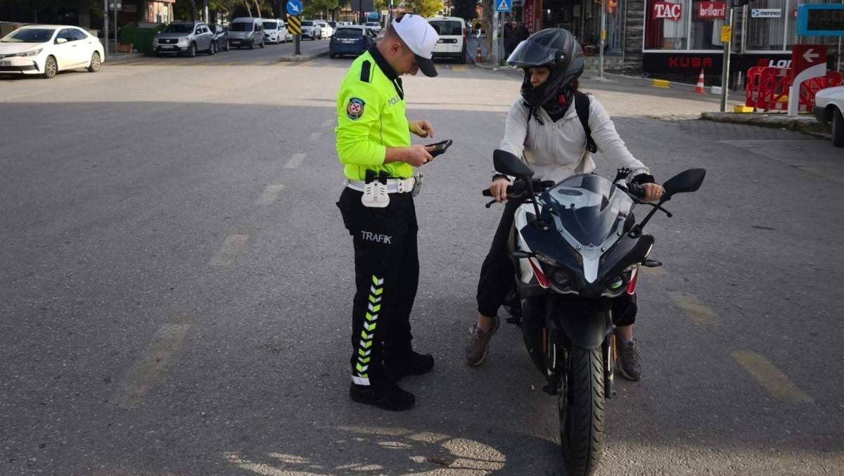 MANİSA'DA MOTOSİKLET VE FİLM CAM DENETİMİNDE 2 BİN 243 ARACIN KONTROL EDİLDİĞİ, DENETİMDE 1,5...