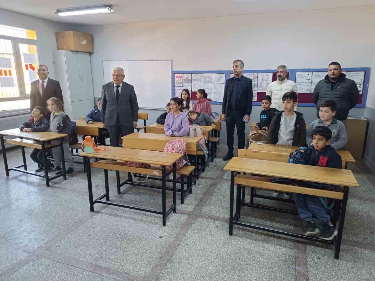 MANİSA'NIN ALAŞEHİR İLÇESİNDE BİR VELİNİN "BİZİM OKULUN DA BAKIMA İHTİYACI VAR" MESAJI, ALAŞEHİR...