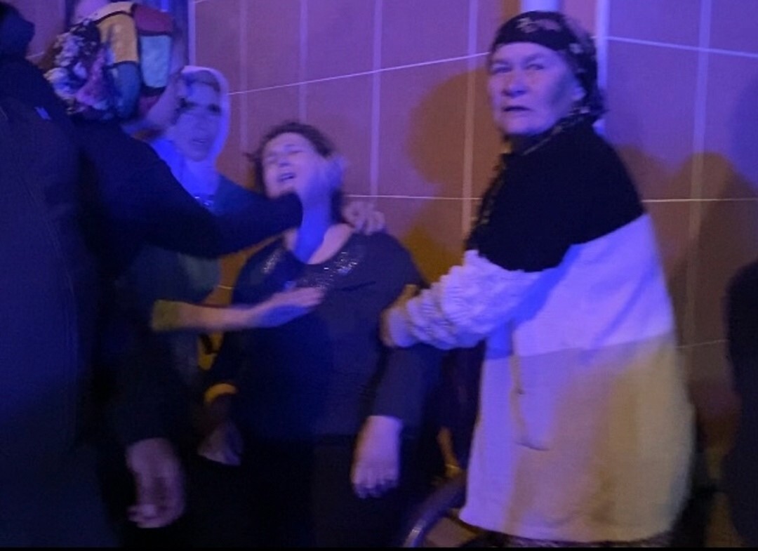 MANİSA'NIN ALAŞEHİR İLÇESİNDE ÇIKAN EV YANGINI, KOMŞULARIN HIZLI MÜDAHALESİ SAYESİNDE BÜYÜMEDEN...