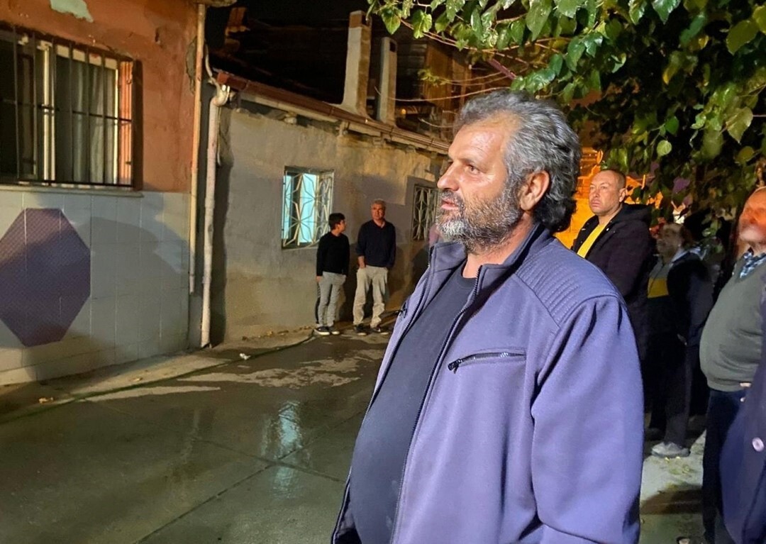 MANİSA'NIN ALAŞEHİR İLÇESİNDE ÇIKAN EV YANGINI, KOMŞULARIN HIZLI MÜDAHALESİ SAYESİNDE BÜYÜMEDEN...