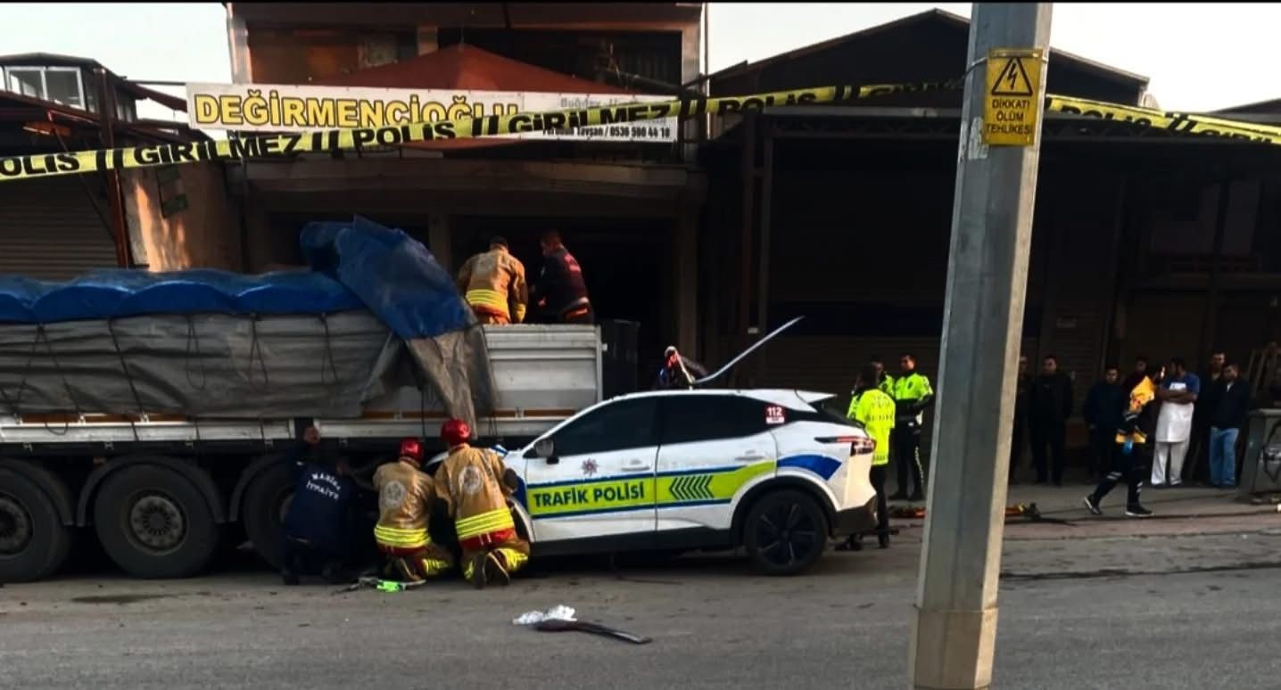 MANİSA'NIN ALAŞEHİR İLÇESİNDE TRAFİK POLİS ARACININ TIRA ARKADAN ÇARPMASI SONUCU MEYDANA GELEN...