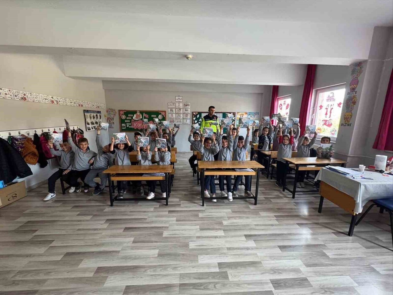 MANİSA'NIN SARIGÖL İLÇESİNDE, JANDARMA TRAFİK EKİPLERİ ÖĞRENCİLERİ TRAFİK KURALLARI KONUSUNDA...