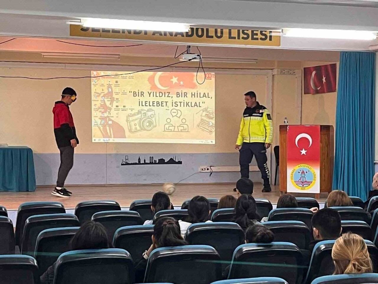 MANİSA'NIN SELENDİ İLÇE JANDARMA KOMUTANLIĞI TRAFİK TİMLERİ TARAFINDAN ÖĞRENCİLERE TRAFİK...
