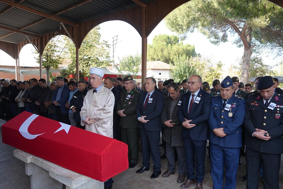 Manisa'nın Turgutlu ilçesinde 95 yaşında hayatını kaybeden Kore gazisi Osman Nuri Özer toprağa...