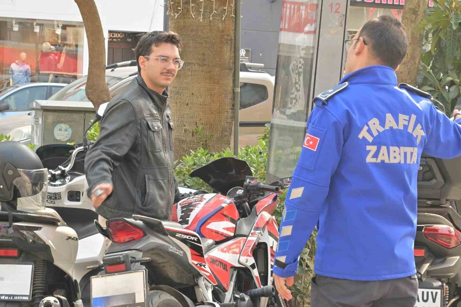 MANİSA BÜYÜKŞEHİR BELEDİYESİ İLE İL EMNİYET MÜDÜRLÜĞÜ İŞBİRLİĞİNDE ŞEHZADELER İLÇESİNDE YAYALARA...