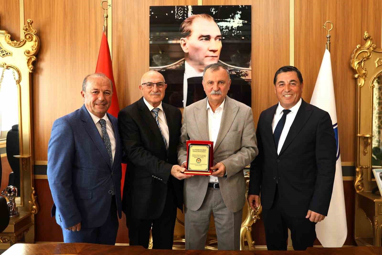 MANİSA’DA FAALİYETLERİNİ SÜRDÜREN HEMŞEHRİ DERNEKLERİ, YUNUSEMRE BELEDİYE BAŞKANI SEMİH BALABAN’A...