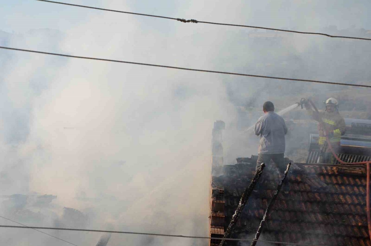 MANİSA DEMİRCİ İLÇESİNDE MEYDANA GELEN YANGINDA BİR EV YANARAK ZARAR GÖRDÜ.