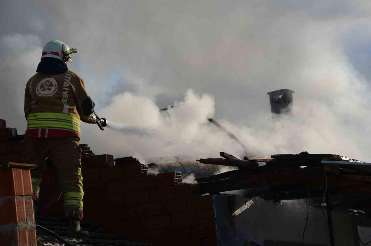 MANİSA DEMİRCİ İLÇESİNDE MEYDANA GELEN YANGINDA BİR EV YANARAK ZARAR GÖRDÜ.