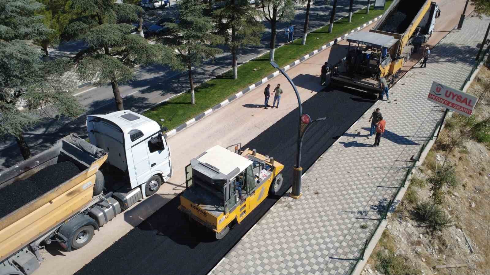 MANİSA’NIN DEMİRCİ İLÇESİNDE KARAYOLLARI AĞINDA BULUNAN 21 KİLOMETRELİK YOLA 3 KATMANLI SICAK...