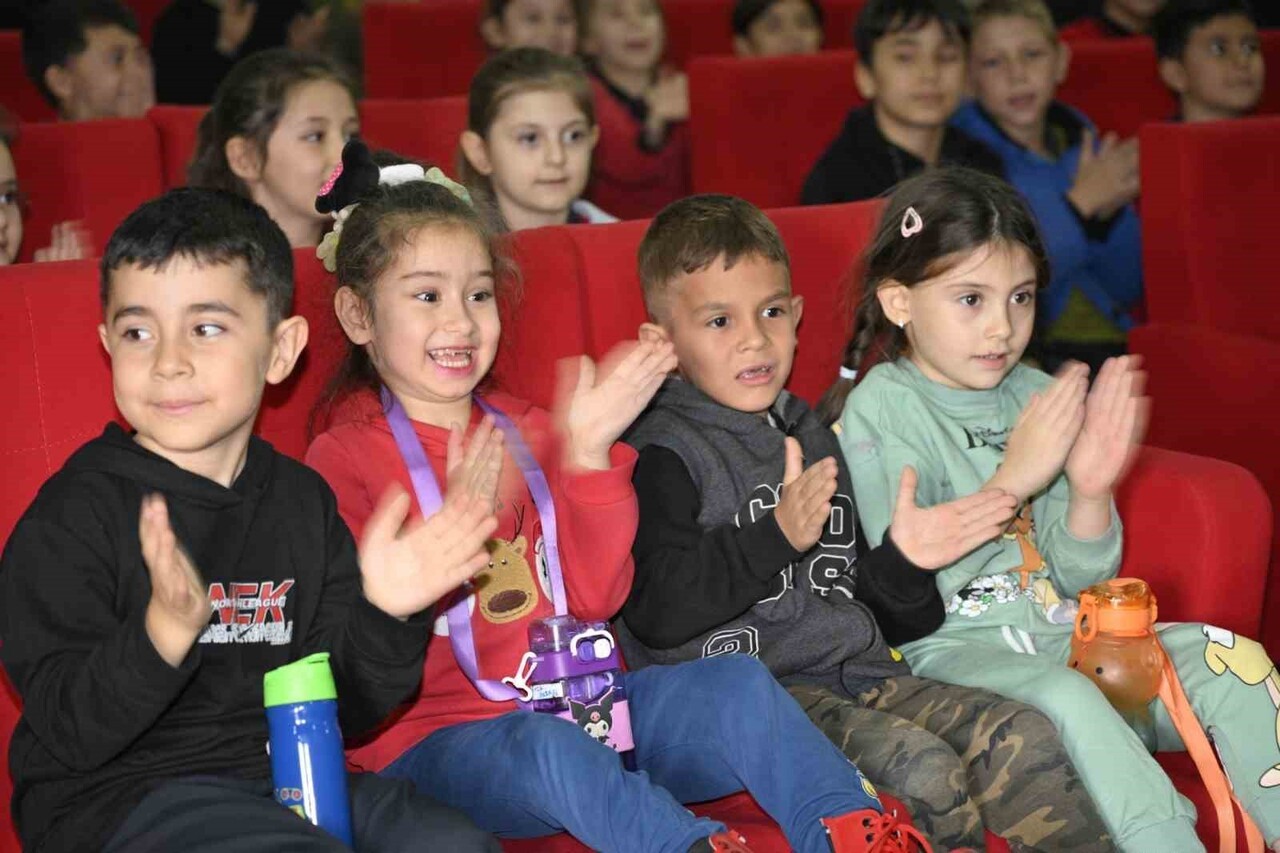 MANİSA’NIN DEMİRCİ İLÇESİNDE KÜLTÜR VE TURİZM BAKANLIĞI’NA AİT GEZEN SİNEMA TIRI, MERKEZ VE KIRSAL...