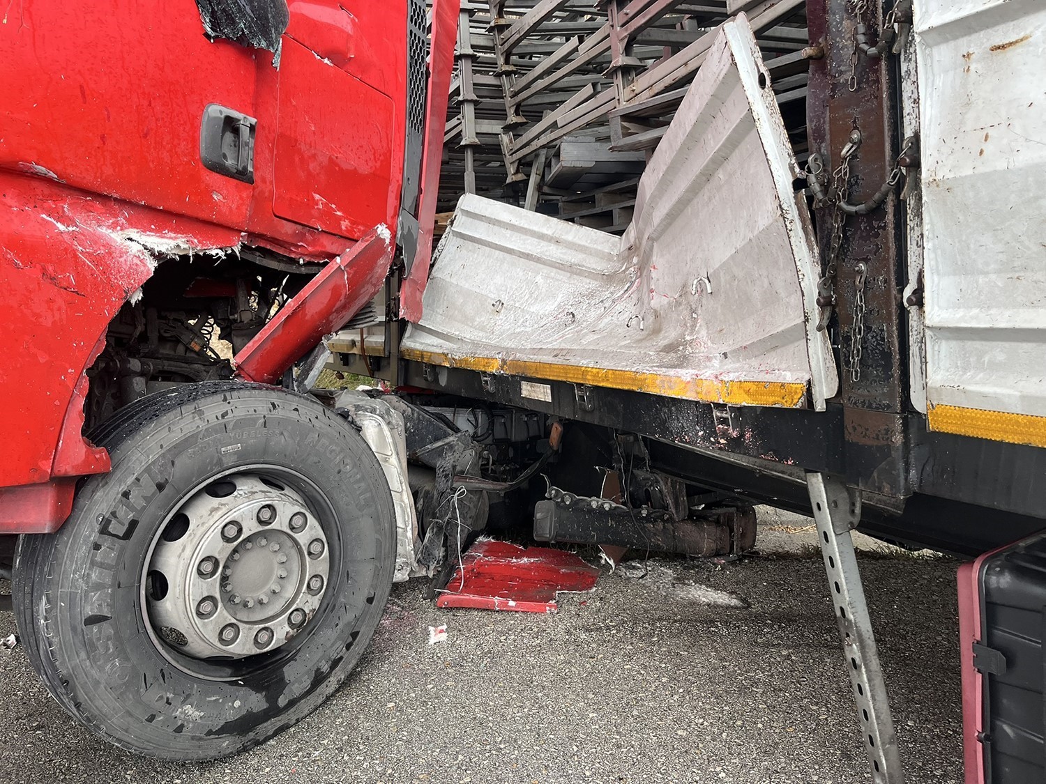 MANİSA’NIN KULA İLÇESİNDE ETKİLİ OLAN YAĞIŞLI HAVA, TRAFİK KAZASINI DA BERABERİNDE GETİRDİ....