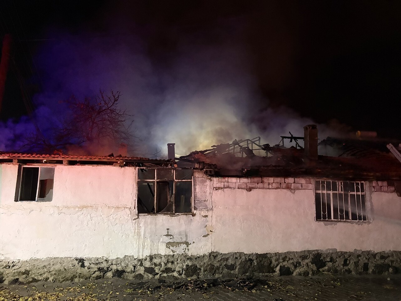 MANİSA’NIN KULA İLÇESİNDE HENÜZ NEDEN ÇIKTIĞI BİLİNMEYEN BİR SEBEPTEN DOLAYI YANGIN ÇIKTI. YANGIN...