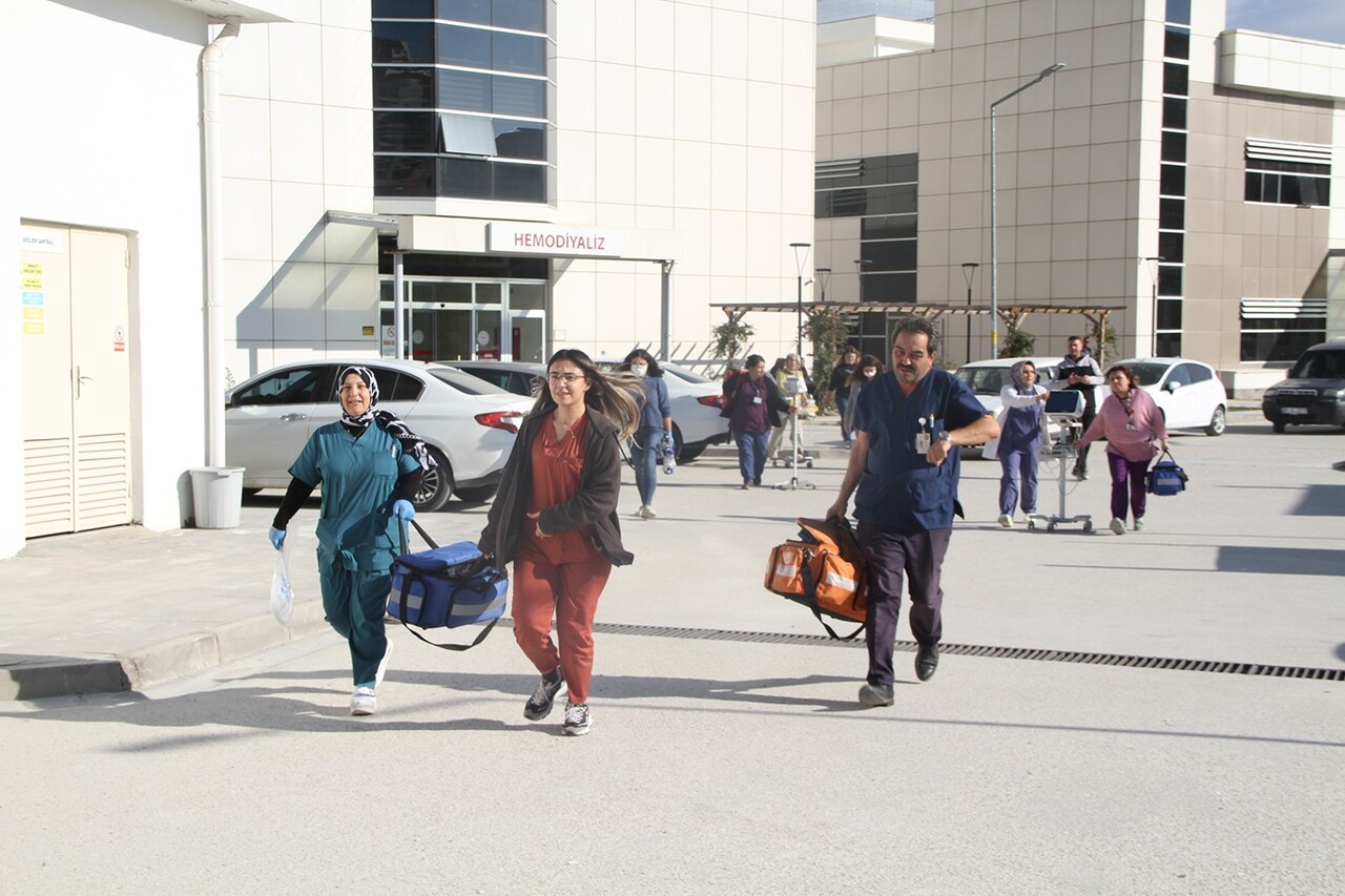 MANİSA’NIN KULA İLÇESİNDE HİZMET VEREN KULA DEVLET HASTANESİ, AFET VE ACİL DURUMLARA HAZIRLIĞI...