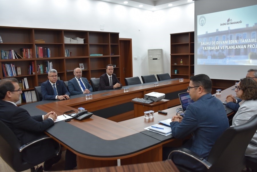 MANİSA’NIN SALİHLİ İLÇE KAYMAKAMI ALİ GÜLDOĞAN BAŞKANLIĞINDA, KAMU KURUMLARININ İLÇEDE YÜRÜTTÜĞÜ...