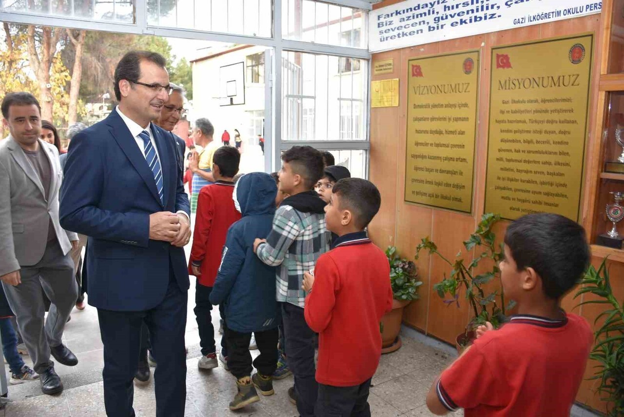 MANİSA’NIN SALİHLİ İLÇE KAYMAKAMI ALİ GÜLDOĞAN, İLÇEDEKİ EĞİTİM-ÖĞRETİM FAALİYETLERİNİ YERİNDE...