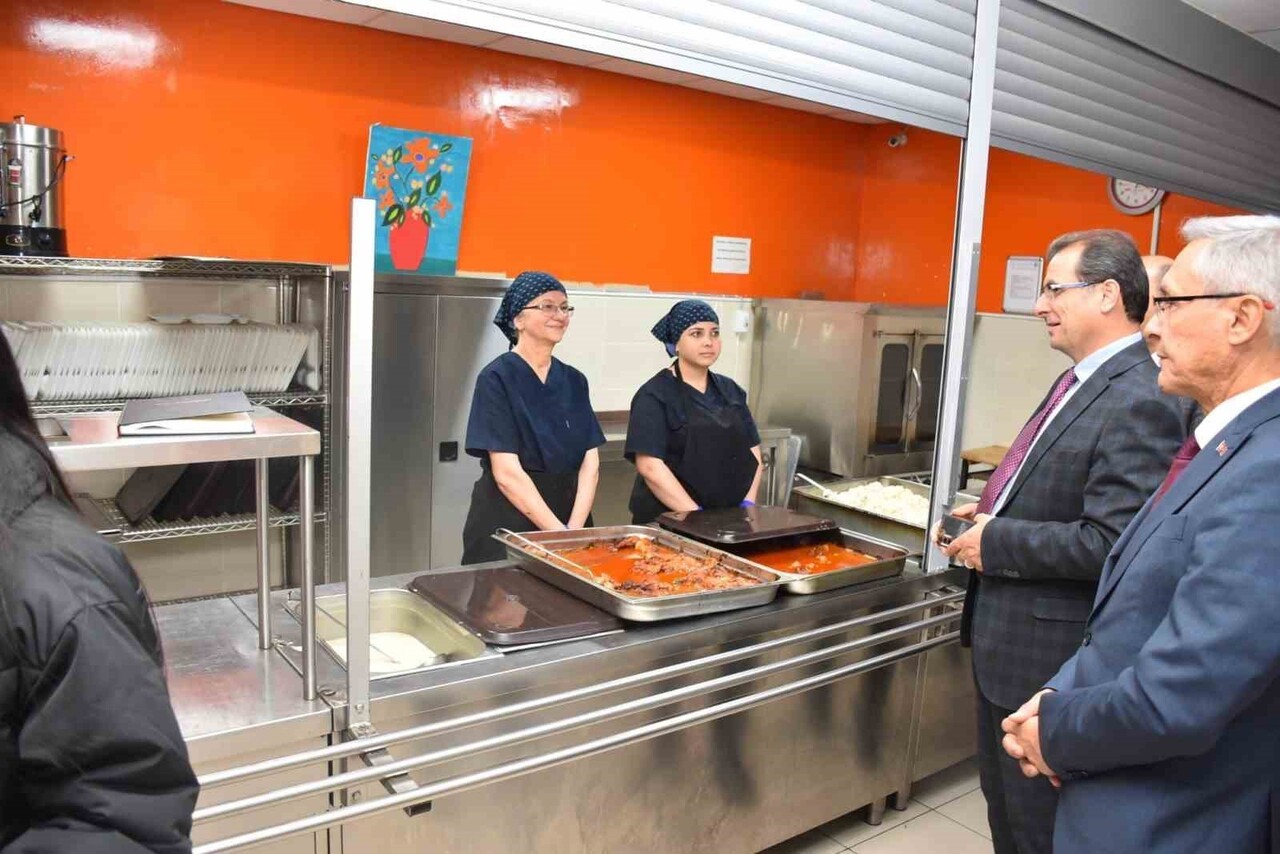 MANİSA’NIN SALİHLİ İLÇE KAYMAKAMI ALİ GÜLDOĞAN, SALİHLİ MERKEZ ANADOLU LİSESİ KIZ-ERKEK ÖĞRENCİ...