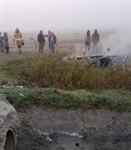 MANİSA’NIN SALİHLİ İLÇESİNDE SÜRÜCÜSÜNÜN KONTROLÜNDEN ÇIKAN OTOMOBİL, YOL KENARINDAKİ TARLAYA...