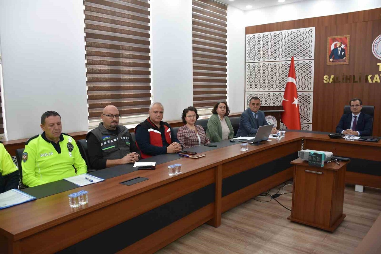 MANİSA’NIN SALİHLİ İLÇESİNDE YAKLAŞAN KIŞ MEVSİMİ ÖNCESİ ALINACAK TEDBİRLER, KAYMAKAM ALİ GÜLDOĞAN...