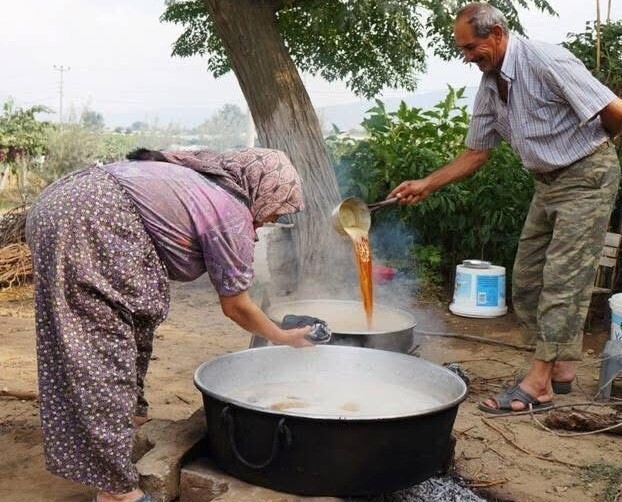 MANİSA’NIN SARIGÖL İLÇESİNDE 2025 YILI SULTANİYE ÜZÜMLERİNDEN YAPILAN PEKMEZ HAZIRLIKLARI YOĞUN...