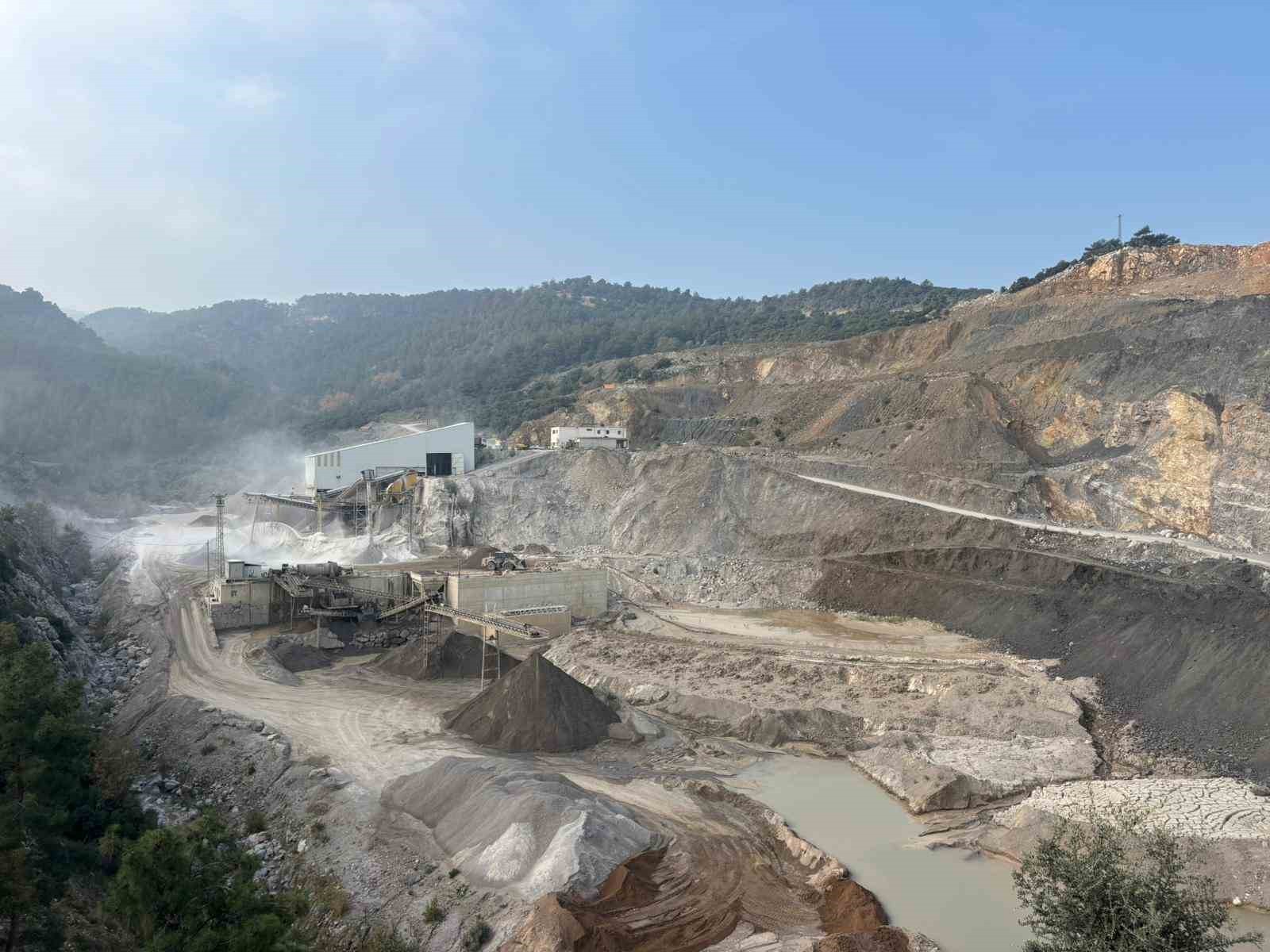 MANİSA’NIN YUNUSEMRE İLÇESİ AKGEDİK MAHALLESİ’NDE FAALİYET GÖSTEREN TAŞ OCAĞI İŞLETMESİNİN ATIK...