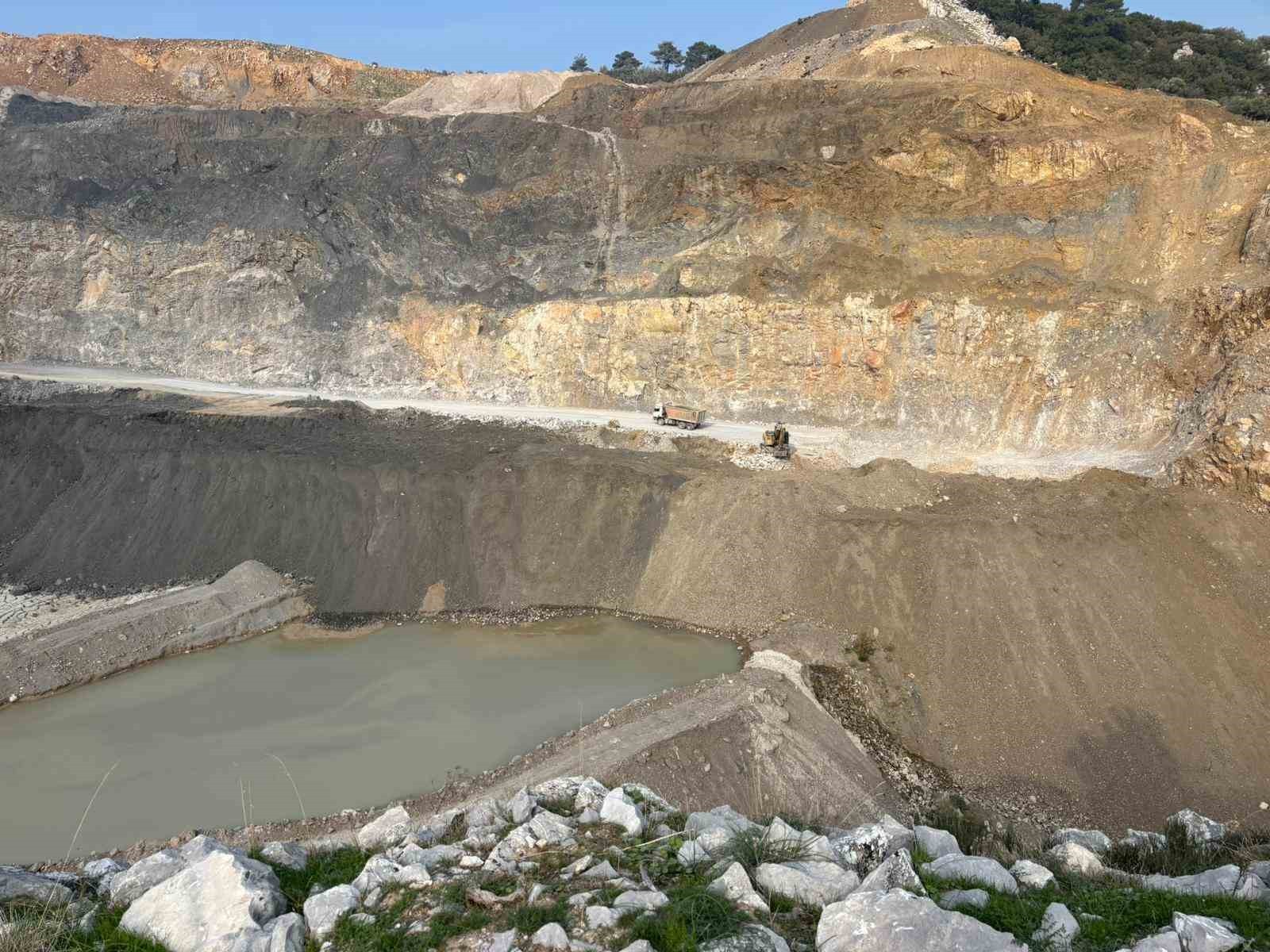 MANİSA’NIN YUNUSEMRE İLÇESİ AKGEDİK MAHALLESİ’NDE FAALİYET GÖSTEREN TAŞ OCAĞI İŞLETMESİNİN ATIK...
