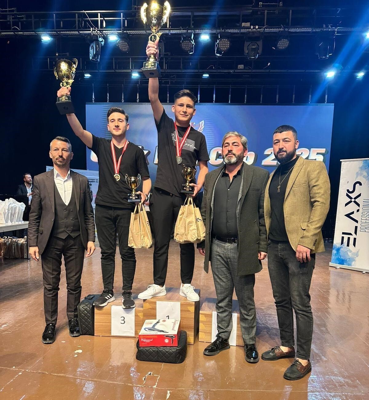 MANİSALI KUAFÖRLER, UŞAK BERBERLER VE KUAFÖRLER ODASI TARAFINDAN DÜZENLENEN "UŞAK HAİR CUP 2025"...