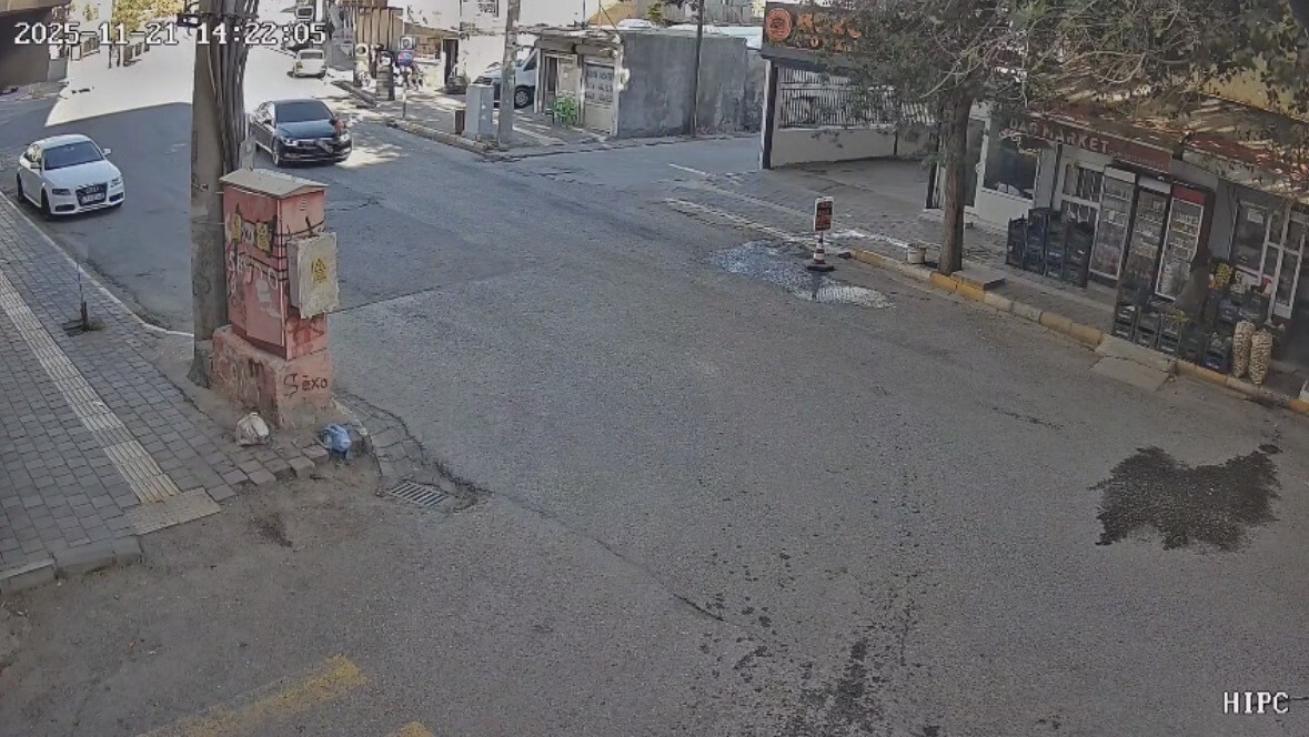 MARDİN'DE 6 YAŞINDAKİ ÇOCUĞA ARACIN ÇARPTIĞI ANLAR GÜVENLİK KAMERASINA YANSIDI