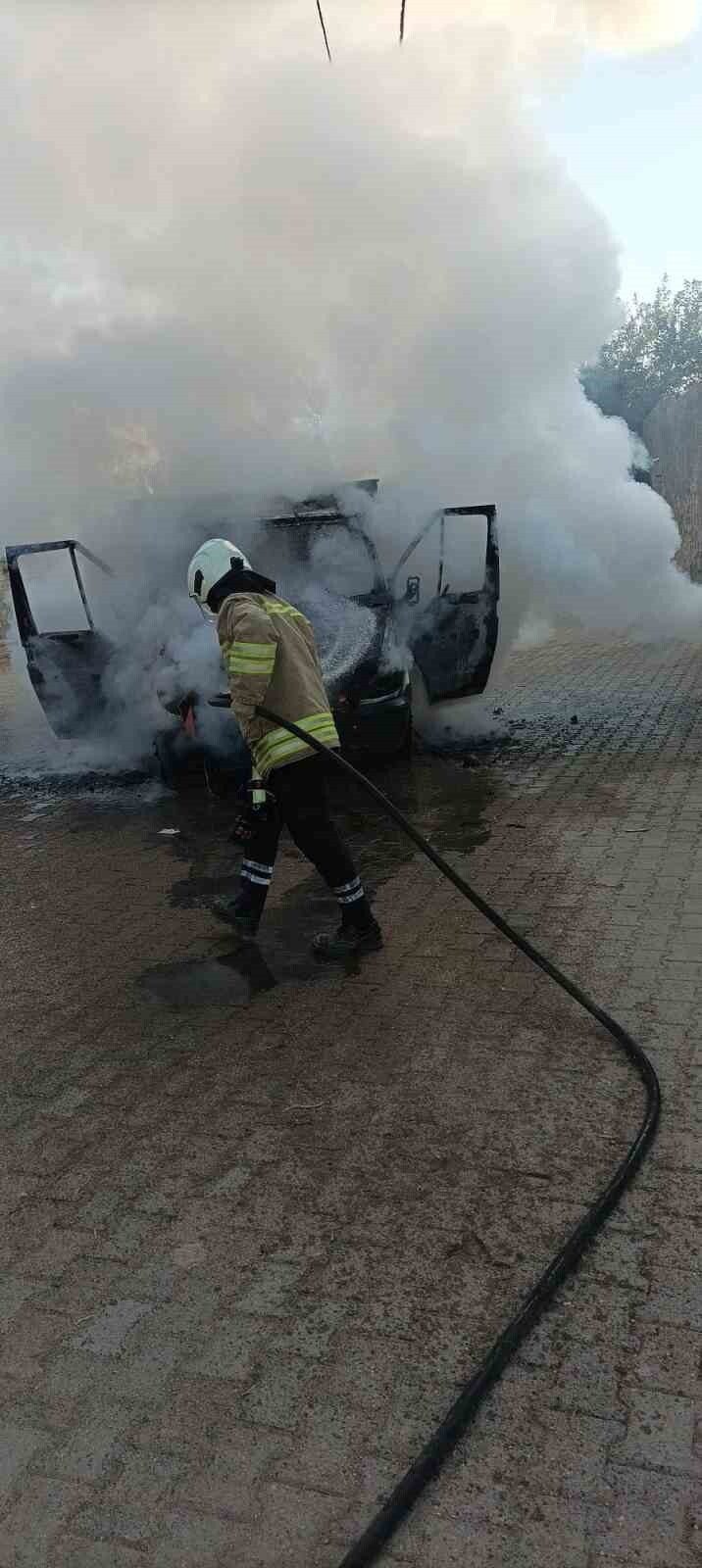 MARDİN'DE KAMYONETTE ÇIKAN YANGIN, İTFAİYE EKİPLERİNİN MÜDAHALESİYLE SÖNDÜRÜLDÜ.